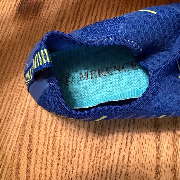 Boys Water Shoes, Blue with Like Green Soles - Size EU 34, US 2.5 - Picture 2 of 4